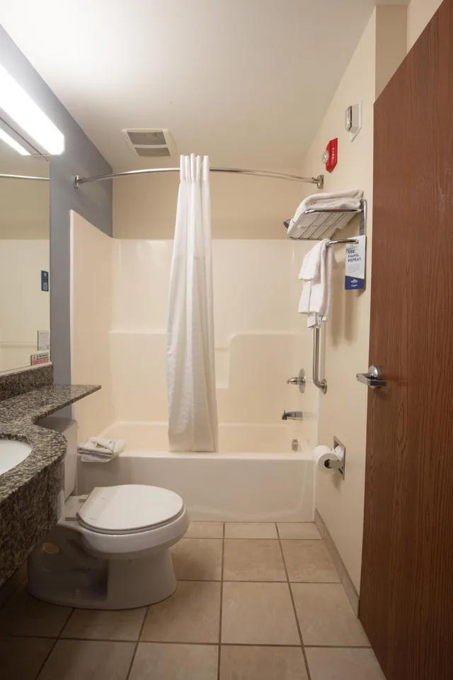 غرفة بسرير كوين بحوض استحمام لذوي الإعاقة، Microtel Inn & Suites By Wyndham Waynesburg 8/10