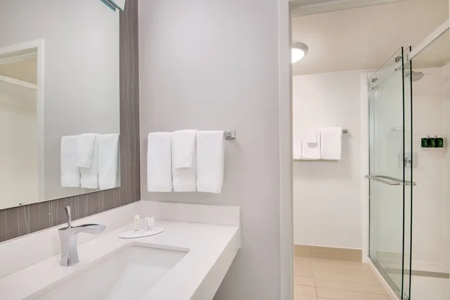 جناح بسريرين مزدوجين بإطلالة على الفناء بشرفة بغرفة نوم واحدة، Courtyard By Marriott Birmingham Homewood 2/2