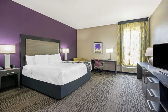 جناح ديلوكس بسرير كينج، La Quinta Inn & Suites by Wyndham College Station South 1/5