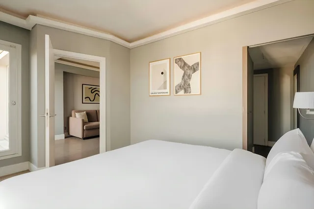 جناح بسرير كينج بشرفة مع أريكة، L Edmond Hotel Parc Monceau 2/5