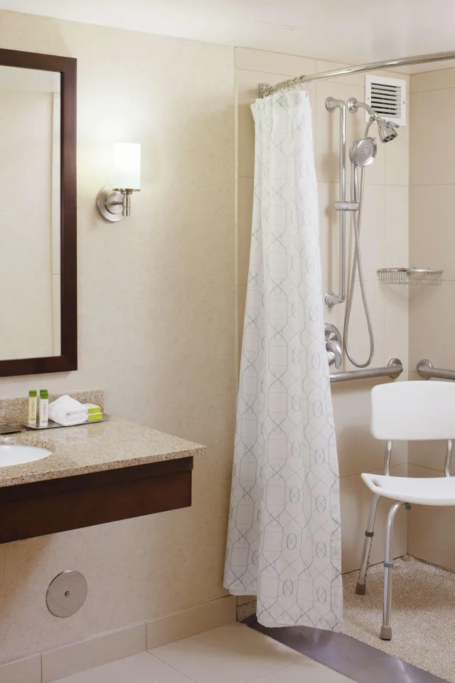 غرفة بسرير كوين، DoubleTree by Hilton Chicago - North Shore Conference Center 7/10