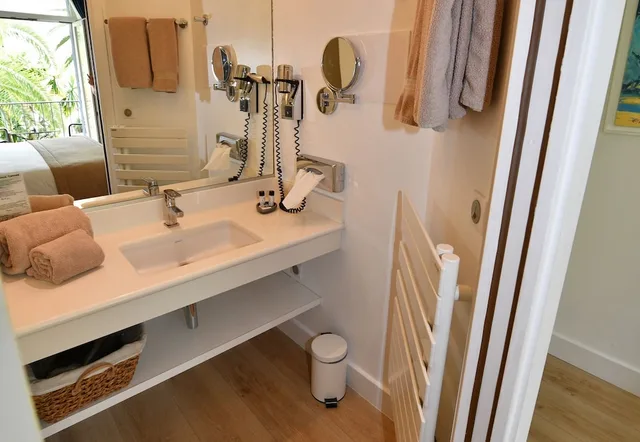 غرفة بسرير كوين بإطلالة على الحديقة بشرفة، Hotel De Provence 7/8