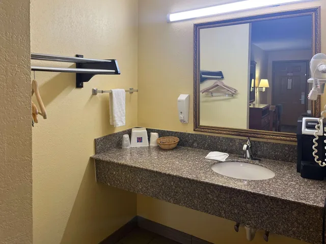 1 King Bed - Non-Smoking, Micfridge، Motel6 Morrillton, AR 7/7