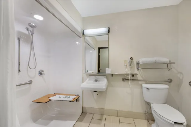 غرفة بسرير كينج لذوي الإعاقة، Best Western Port Columbus 7/8