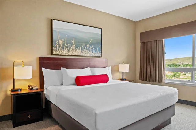 جناح ديلوكس بسرير كينج، Ramada By Wyndham Drumheller Hotel & Suites 1/6
