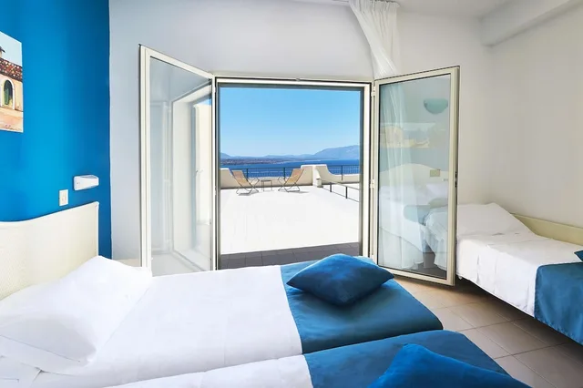 غرفة كومفورت ثلاثية بسرير مزدوج وسرير فردي بإطلالة على البحر، CDSHotels Terrasini 7/10