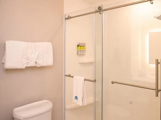 غرفة قياسية بسرير مزدوج، Holiday Inn Express Hotel and Suites Chester-Monroe-Goshen 1/2