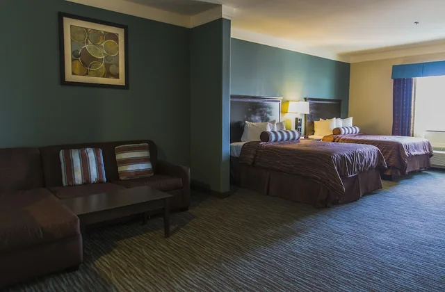 جناح بسرير كينج وسريرين كوين بغرفتي نوم، Red River Inn And Suites 2/7