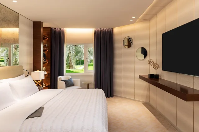 Premium, Suite, Le Meridien Dubai Hotel and Conference Centre 1/8