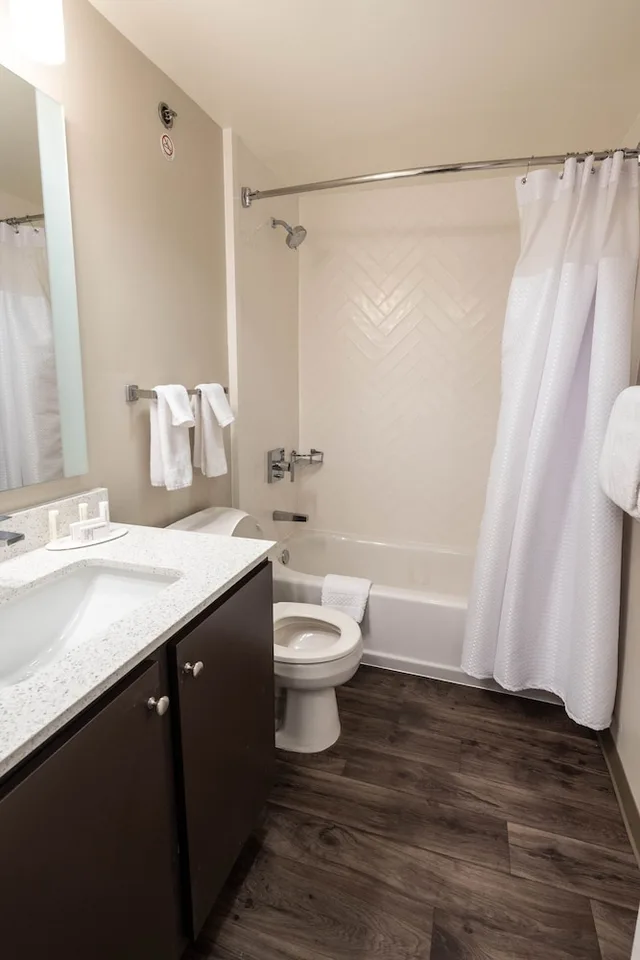جناح بسرير كوين بغرفة نوم واحدة مع أريكة لذوي الإعاقة، TownePlace Suites Columbus Airport Gahanna 2/2