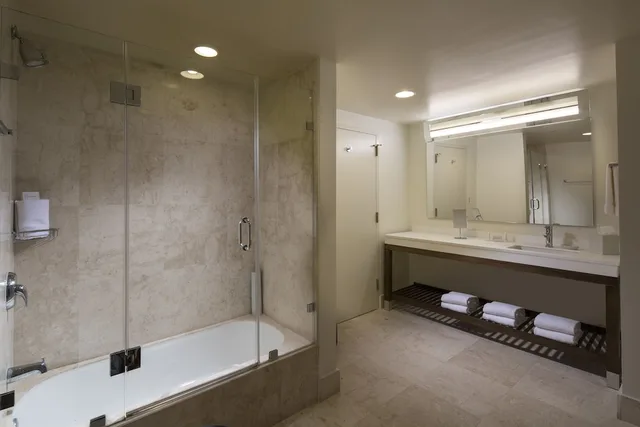 غرفة تنفيذية بسرير كينج مع أريكة، Courtyard Miami Dadeland 9/9