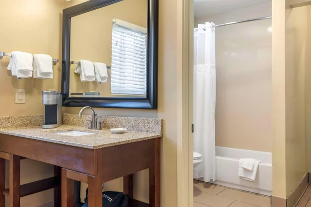 غرفة بسرير كينج بشرفة بإطلالة جزئية على البحر، Best Western Plus Beach View Lodge 9/10