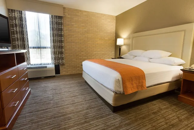 2 Rooms, Suite, King Bed, Sofa, Accessible, Drury Inn Suites North Austin 1/2
