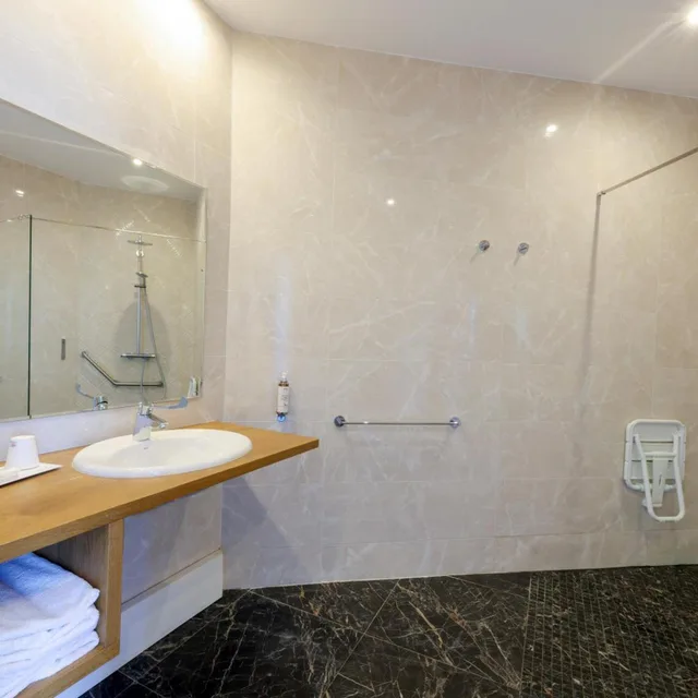 غرفة رباعية بإطلالة جزئية على البحر، Hotel Saint Christophe Calvi (ex Saint Christophe Corsica) 9/10