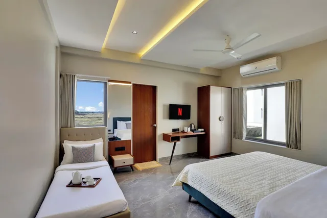 فيلا سيغنتشر بسرير كوين بإطلالة على الحديقة بغرفتي نوم مع أريكة في الطابق الأرضي، Goverdhan Greens Resort Dwarka 3/4