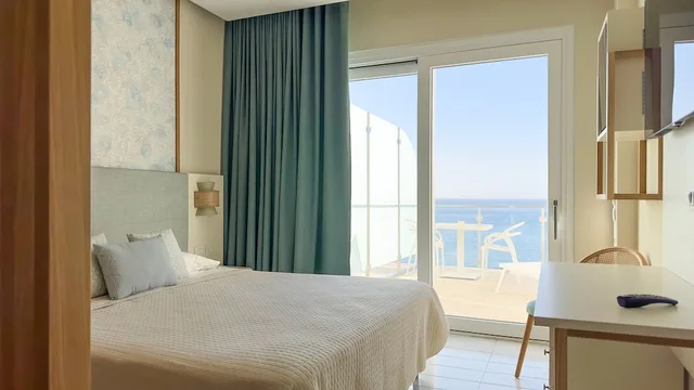 غرفة جونيور بسرير مزدوج بإطلالة على البحر بغرفة نوم واحدة، Hotel Giosue A Mare 7/10