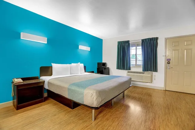 غرفة قياسية بسرير كينج، Motel6 Anderson, CA - Redding Airport 1/8