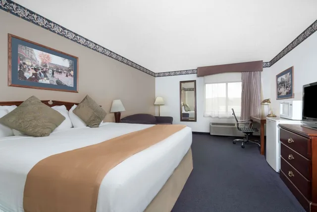 غرفة بسرير كينج لذوي الإعاقة، Baymont By Wyndham La Crosse/Onalaska 1/10