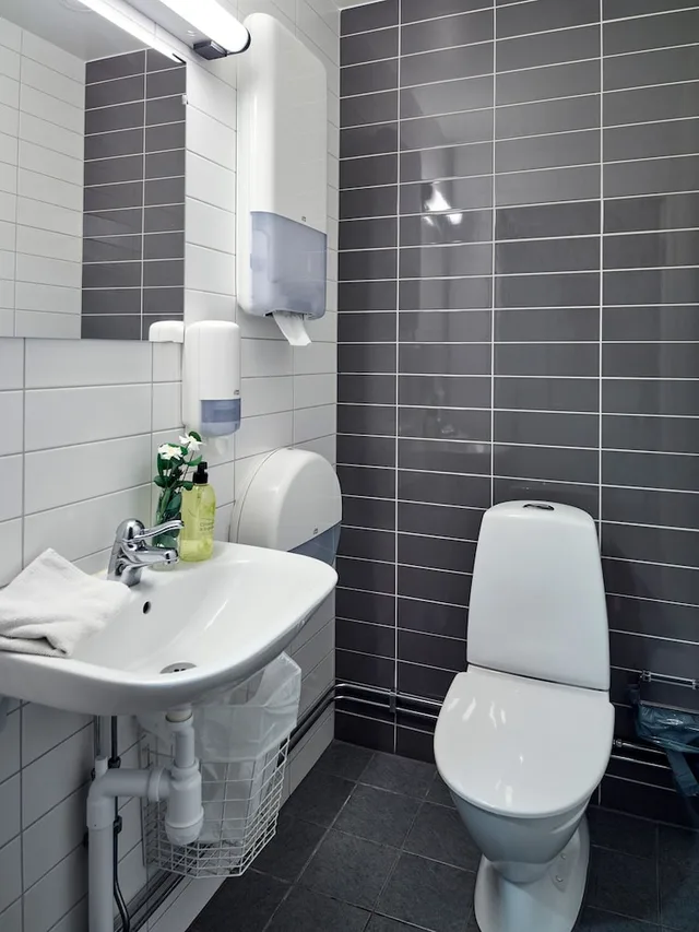 غرفة رباعية بسريرين منفصلين وسرير بطابقين بحمام خاص، Göteborgs Vandrarhem - Hostel 5/5