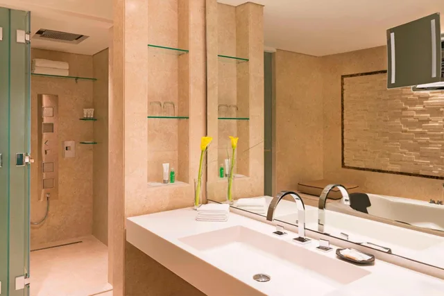 غرفة ملكية كلوب تنفيذية كبيرة مع دخول الصالة، Le Meridien Dubai Hotel and Conference Centre 7/10