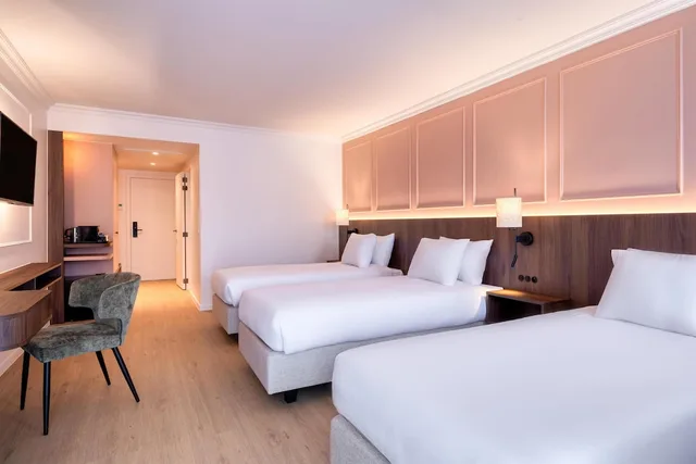 غرفة سوبيريور بثلاثة أسرّة، Golden Tulip de Medici 1/6