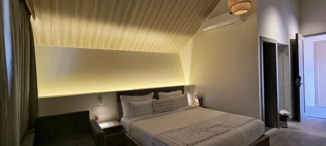 غرفة بسرير كوين بإطلالة على الجبل مع أريكة، Saj By The Lake - Malshej Ghat Hotel 2/2