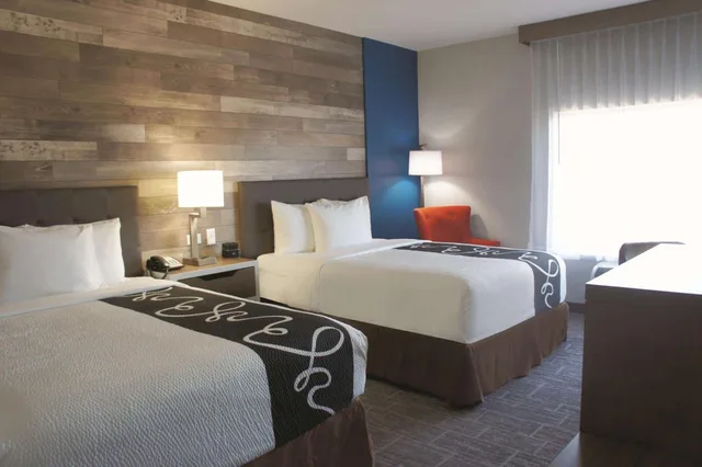 جناح استوديو تنفيذي بسرير كوين بإطلالة على المدينة، La Quinta Inn Suites By Wyndham Pittsburg 2/2
