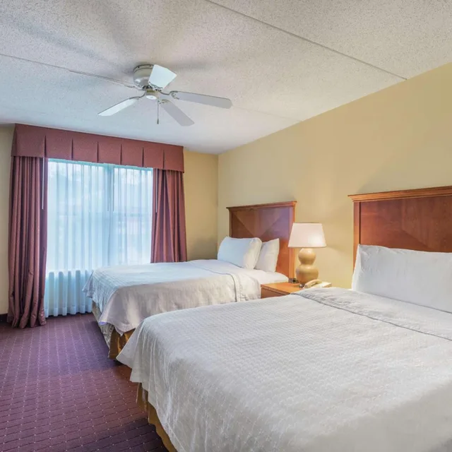 جناح بسريرين كوين بغرفة نوم واحدة مع أريكة، Homewood Suites by Hilton Newark-Wilmington South Area 1/7