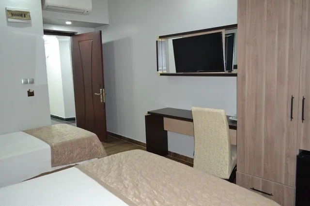 غرفة بسرير مزدوج وسرير فردي، Adana Kucuksaat Hotel 3/5