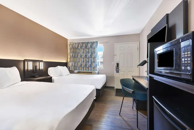غرفة بريميوم بسرير مزدوج وسرير فردي، Motel6 Kirkland, WA - North Kirkland 6/9