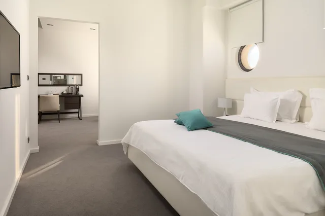 Executive, King Bed, Atrium Hotel 3/4