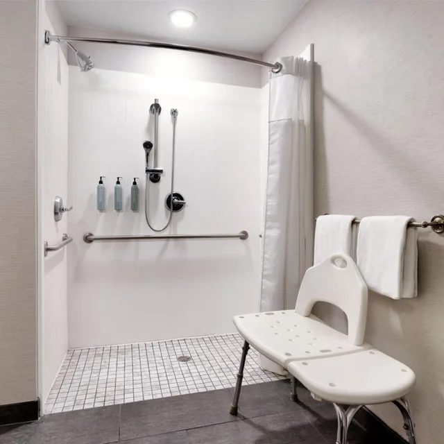 غرفة بسرير كينج بحوض استحمام لذوي الإعاقة، Courtyard Marriott Johnson City 5/6