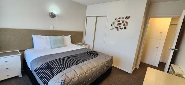 شقة بسرير كينج وسريرين منفصلين بغرفتي نوم مع أريكة، Aalton Motel 3/5