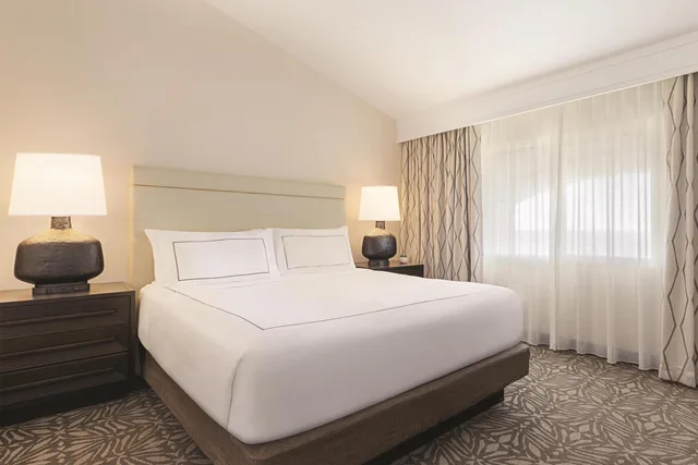 جناح بسرير كينج بإطلالة جزئية على البحر مع أريكة، Zachari Dunes on Mandalay Beach, Curio Collection by Hilton 1/6