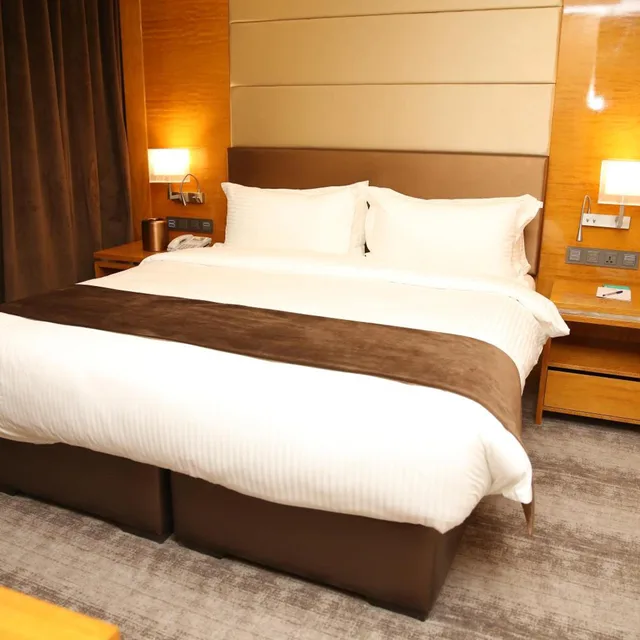 جناح جونيور، Gloria Hotel 1/4