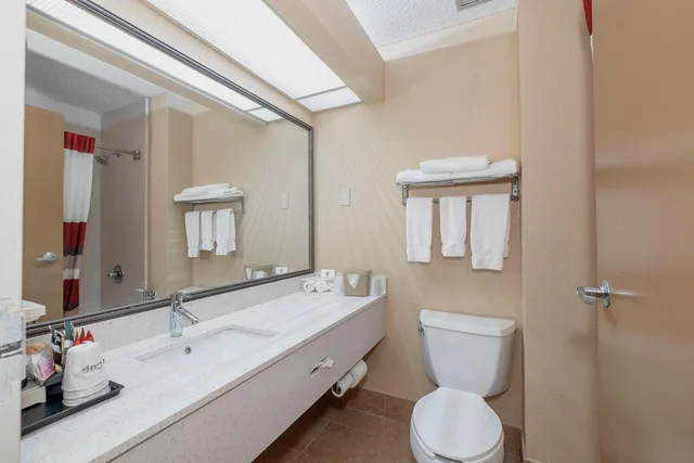 غرفة سوبيريور بسرير كينج بجاكوزي، Red Roof Inn and Suites Macon 4/5