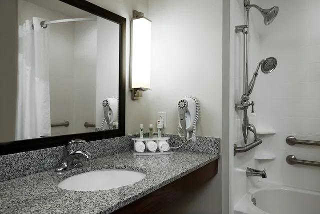 جناح بسرير كينج مع أريكة بحوض استحمام لذوي الإعاقة، Holiday Inn Express Ralston Arena Area 3/3