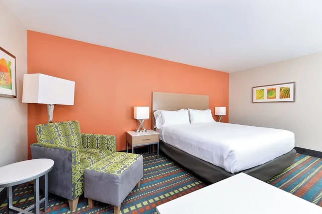 غرفة قياسية بسرير كينج مع أريكة، Holiday Inn Express Albuquerque N - Bernalillo, an IHG Hotel 6/7