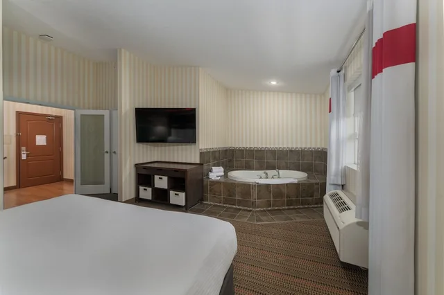 غرفة سوبيريور بسرير كينج بحوض جاكوزي، Four Points By Sheraton Prince George 4/10