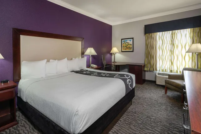 غرفة بسرير كينج، La Quinta Inn & Suites by Wyndham Loveland 1/3