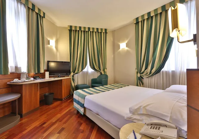 Connecting, Family, King and Twin Beds, Hotel Mirage Sure Hotel Collection By Best Western 3/10