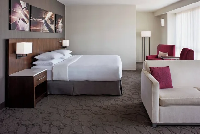 Club, King Bed, Delta Hotels Ottawa City Centre 5/8