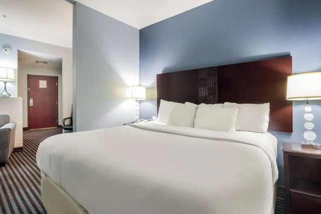 غرفة بسرير كينج بجاكوزي، Baymont by Wyndham Mineral Wells 3/10