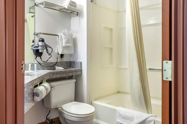 غرفة قياسية بسرير كينج مع أريكة، Quality Inn & Suites Prairie Du Chien 3/3