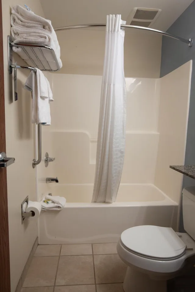 غرفة بسرير كوين بحوض استحمام لذوي الإعاقة، Microtel Inn & Suites By Wyndham Waynesburg 7/10