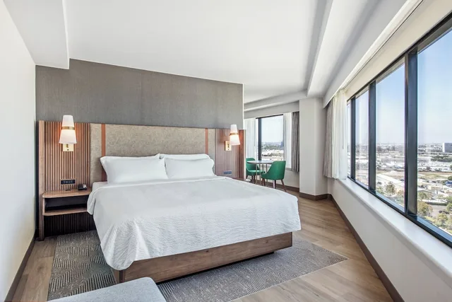 جناح بسرير كينج مع أريكة، Holiday Inn Torrance 1/2