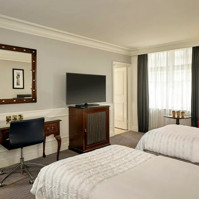 غرفة قياسية بسريرين منفصلين، The Dilly Hotel 3/4