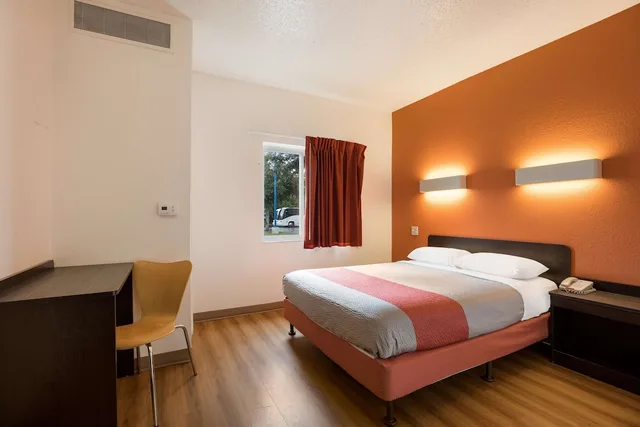 1 Full Bed Premium, Micfridge، Motel6 Orlando, FL - International Dr 2/9