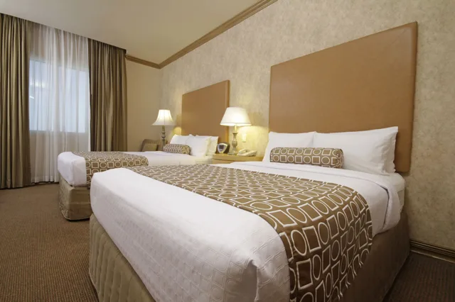 غرفة قياسية بسريرين مزدوجين مع دخول الصالة، Crowne Plaza Torreon 6/10
