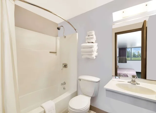 غرفة قياسية بسرير كوين، Fairbridge Inn And Suites 4/5